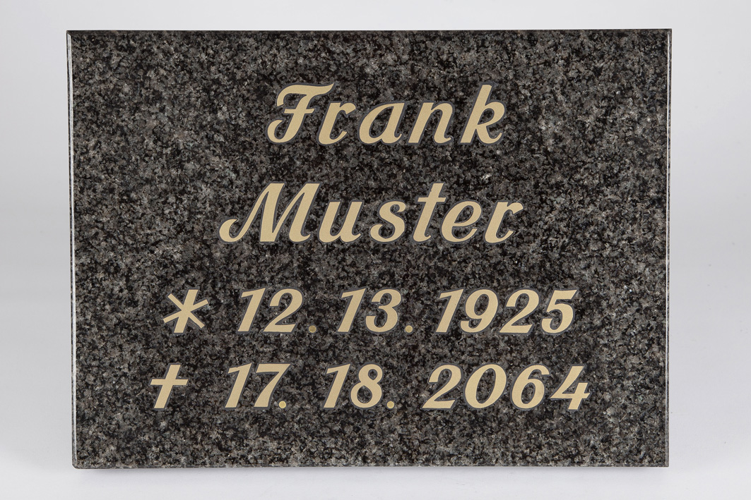 Zeitlose Grabinschrift in grauem Granit – Handwerk von Steinmetz Bartels Grabtafel mit Intarsien-Inschrift in grauem Granit, frontal aufgenommen