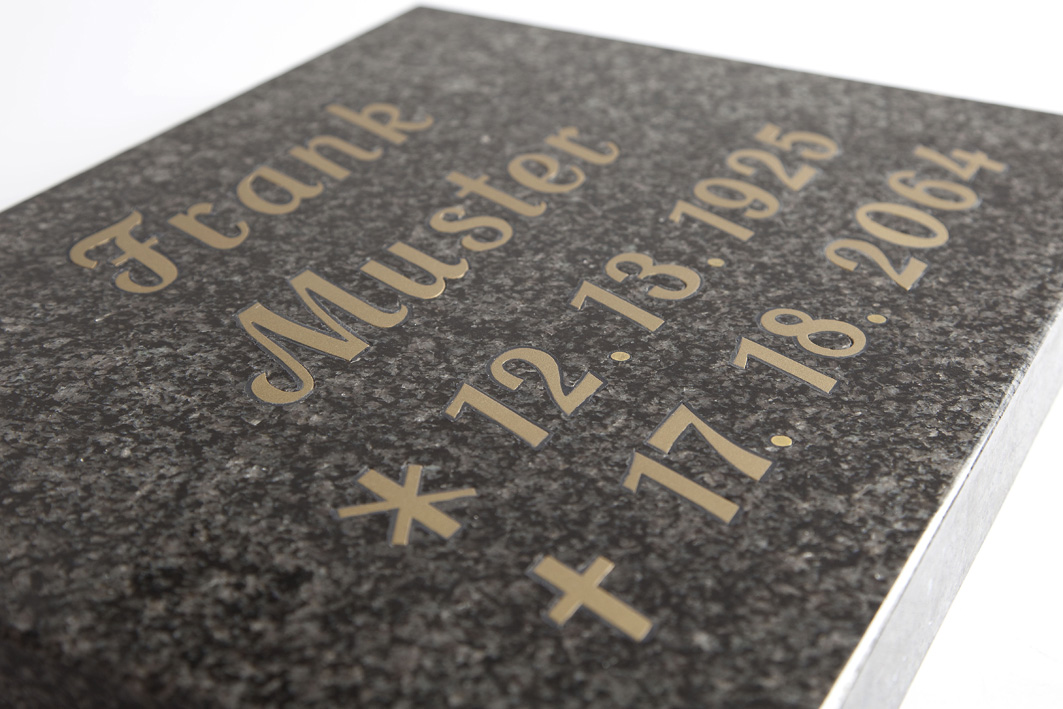 Fein gearbeitete Inschrift im grauen Granit – gefertigt bei Steinmetz Bartels Grabtafel mit Intarsien-Inschrift aus grauem Granit, Seitenansicht links