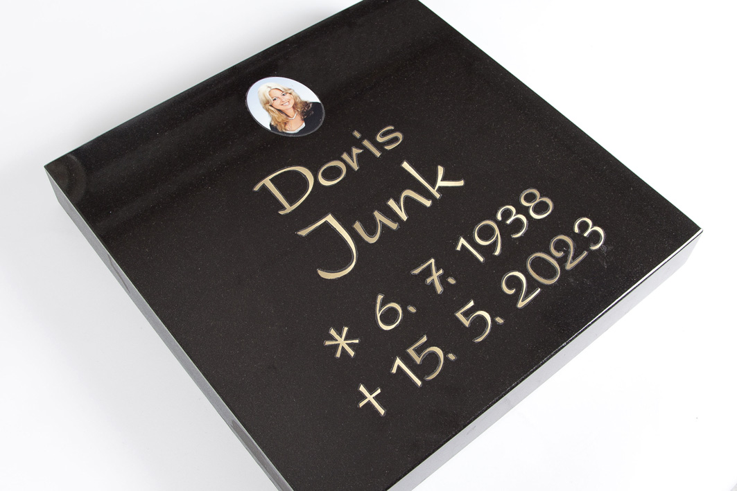 Individuelle Gedenktafel mit Porzellanbild – Intarsien-Inschrift von Steinmetz Bartels Grabtafel mit Intarsien-Inschrift und Porzellanbild, schwarzer Stein