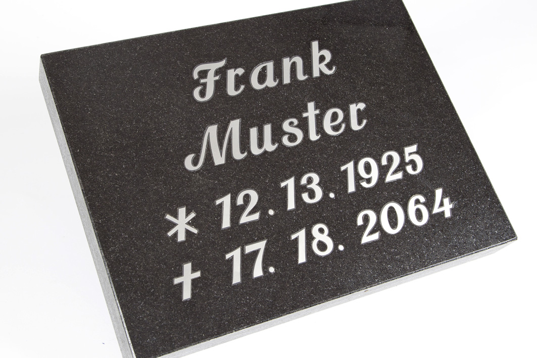 Elegante Intarsien-Inschrift aus schwarzem Granit – Steinmetz Bartels Grabtafel mit Intarsien-Inschrift auf schwarzem Granit, schräg von oben